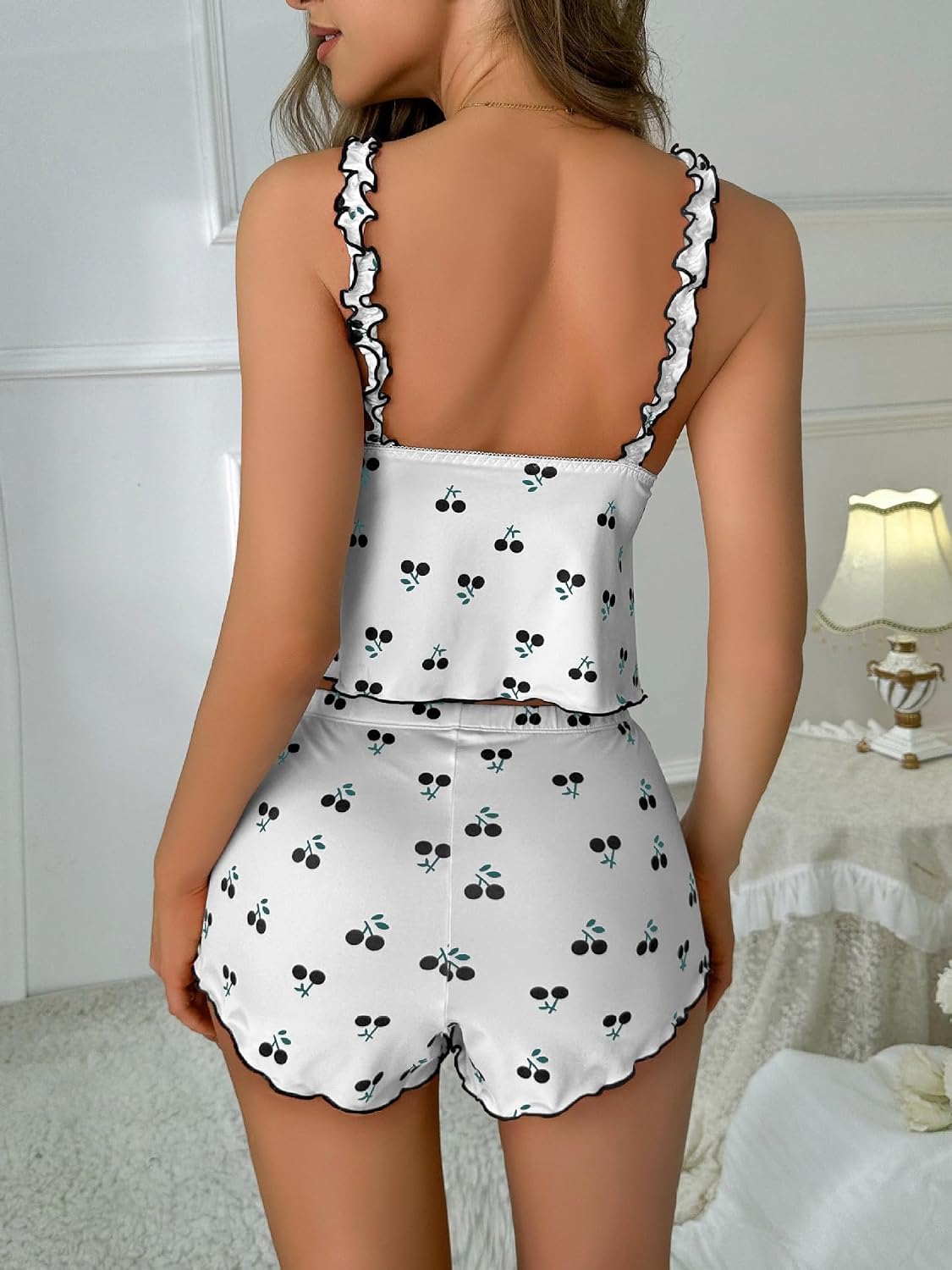 Ensemble pyjama 2 pièces pour femme imprimé cerise – Ensemble de pyjama 2 pièces avec col en V et short à volants - pokemaEnsemble pyjama 2 pièces pour femme imprimé cerise – Ensemble de pyjama 2 pièces avec col en V et short à volants