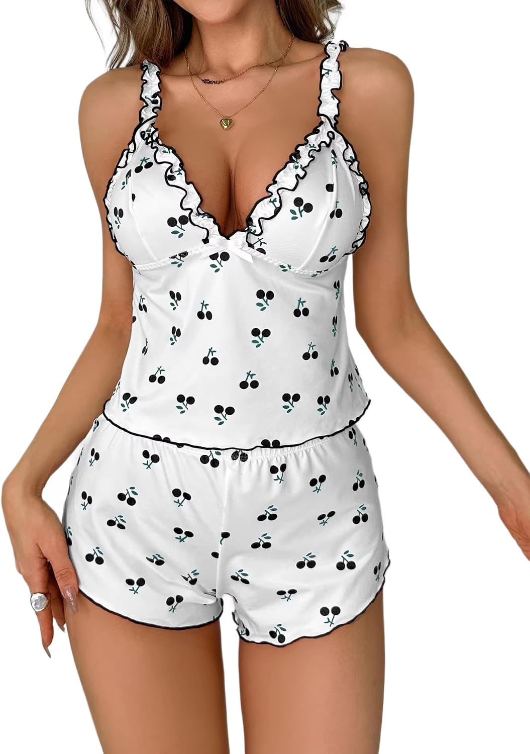 Ensemble pyjama 2 pièces pour femme imprimé cerise – Ensemble de pyjama 2 pièces avec col en V et short à volants - pokemaEnsemble pyjama 2 pièces pour femme imprimé cerise – Ensemble de pyjama 2 pièces avec col en V et short à volants