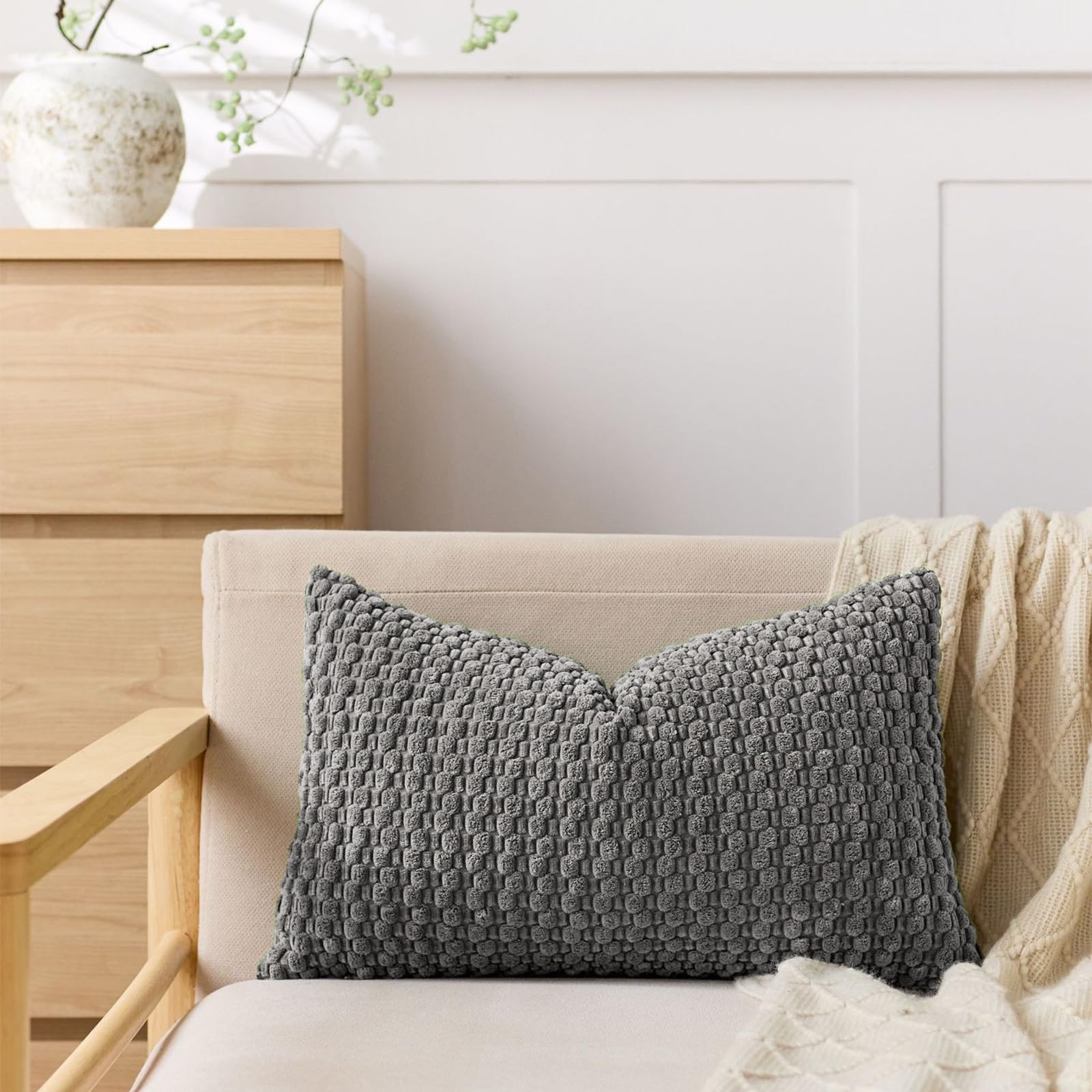 Lot de 1 housse de coussin décorative en velours côtelé, blanc ivoire, 45,7 x 45,7 cm | Tissu doux et durable, fermeture éclair dissimulée lisse, design à doublure propre pour une décoration de ferme moderne - pokemaLot de 1 housse de coussin décorative en velours côtelé, blanc ivoire, 45,7 x 45,7 cm | Tissu doux et durable, fermeture éclair dissimulée lisse, design à doublure propre pour une décoration de ferme moderne