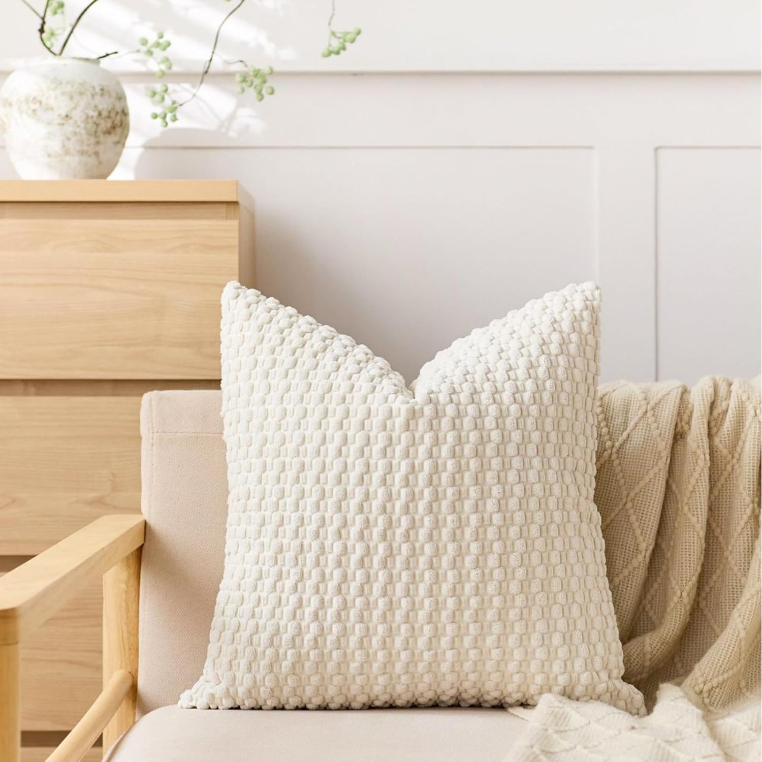 Lot de 1 housse de coussin décorative en velours côtelé, blanc ivoire, 45,7 x 45,7 cm | Tissu doux et durable, fermeture éclair dissimulée lisse, design à doublure propre pour une décoration de ferme moderne - pokemaLot de 1 housse de coussin décorative en velours côtelé, blanc ivoire, 45,7 x 45,7 cm | Tissu doux et durable, fermeture éclair dissimulée lisse, design à doublure propre pour une décoration de ferme moderne