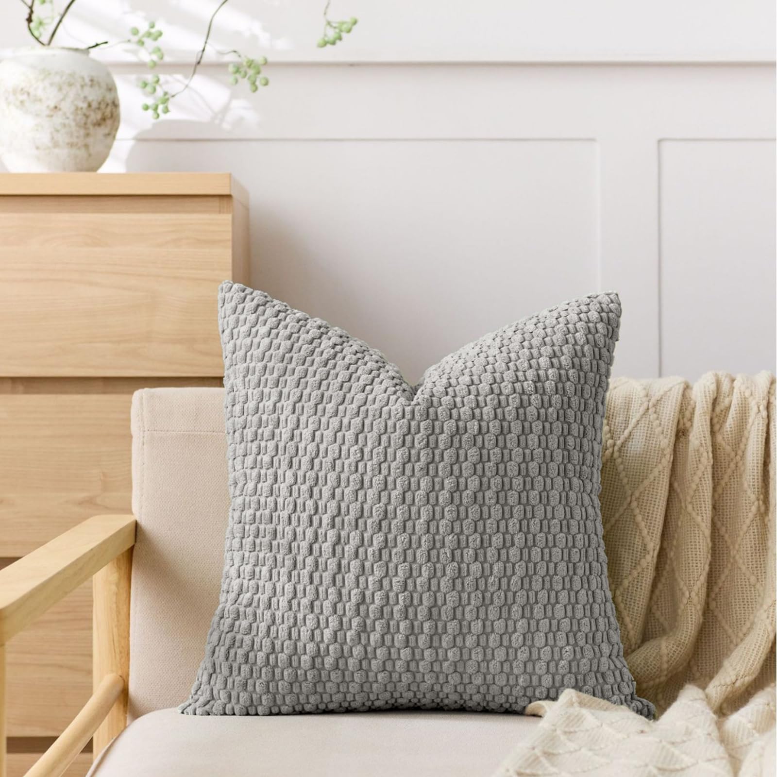 Lot de 1 housse de coussin décorative en velours côtelé, blanc ivoire, 45,7 x 45,7 cm | Tissu doux et durable, fermeture éclair dissimulée lisse, design à doublure propre pour une décoration de ferme moderne - pokemaLot de 1 housse de coussin décorative en velours côtelé, blanc ivoire, 45,7 x 45,7 cm | Tissu doux et durable, fermeture éclair dissimulée lisse, design à doublure propre pour une décoration de ferme moderne
