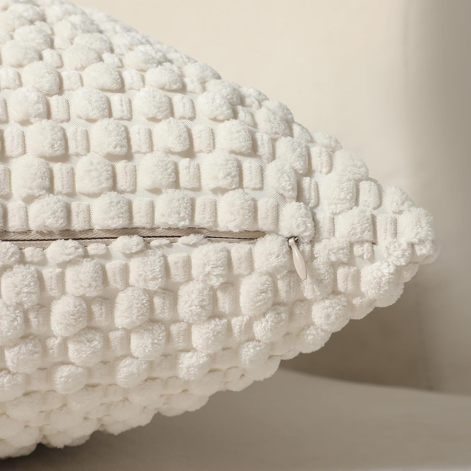 Lot de 1 housse de coussin décorative en velours côtelé, blanc ivoire, 45,7 x 45,7 cm | Tissu doux et durable, fermeture éclair dissimulée lisse, design à doublure propre pour une décoration de ferme moderne - pokemaLot de 1 housse de coussin décorative en velours côtelé, blanc ivoire, 45,7 x 45,7 cm | Tissu doux et durable, fermeture éclair dissimulée lisse, design à doublure propre pour une décoration de ferme moderne